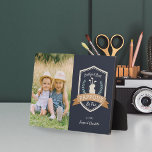 Pappy Par | Golf Opa Fotoplatte<br><div class="desc">Feiern Sie einen golfliebenden Großvater an diesem Vatertag oder Großelterntag mit dieser phantastischen,  maßgeschneiderten Foto-Plakette. Im Design steht ein golfthematisches Abzeichen mit den Worten "Best Pappous by Par" mit grünen Lorbeeren und einer Golftasche,  neben einem Foto seiner Enkel. Personalisieren Sie Ihre Daten mit Namen oder einer benutzerdefinierten Nachricht.</div>