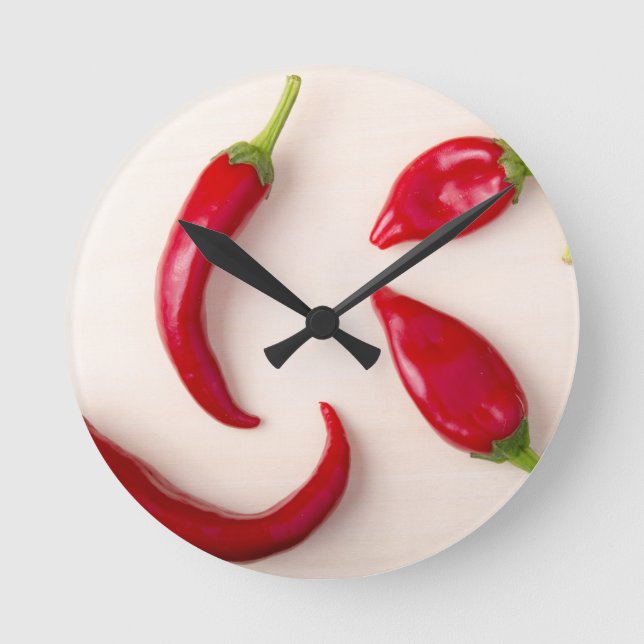 Paprikaschoten aus heiß rotem Chili auf hellen Hol Runde Wanduhr (Vorderseite)