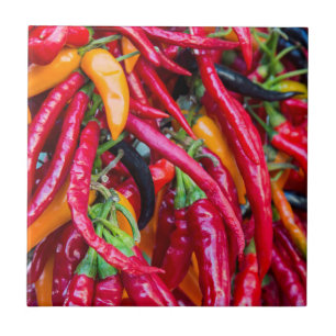 Paprikaschoten für den Chili von Heiß auf dem Ba Fliese