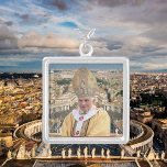 Papst Benedikt XVI. mit Vatikanstadt Versilberte Kette<br><div class="desc">Papst Benedikt XVI. mit dem Vatikanstadt-Produkt. Papst Benedikt XVI. (geborener Joseph Aloisius Ratzinger; 16. April 1927) ist Papst Emeritus der katholischen Kirche. Von 2005 bis 2013 diente er als 265. Papst. In dieser Rolle war er sowohl der Anführer der katholischen Kirche als auch der Souverän des Vatikanstadt-Staat.</div>