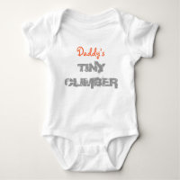 Papys winziger Kletterbaby-Strampler