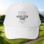 Par T-Shirt Time Hat | Bachelor Golf Weekend Truckerkappe<br><div class="desc">Par T-Shirt Time Hat | Bachelor Golf Weekend Personalisiert Hats sind die perfekte Erinnerung an Ihren besonderen Tag. Herzlich willkommen zu einer lustigen und unvergesslichen Junggesellen-Party! Fügen Sie diesem Design Ihre benutzerdefinierte Formulierung hinzu, indem Sie die "Diese Vorlage bearbeiten"-Felder auf der rechten Seite des Elements verwenden, oder klicken Sie auf...</div>