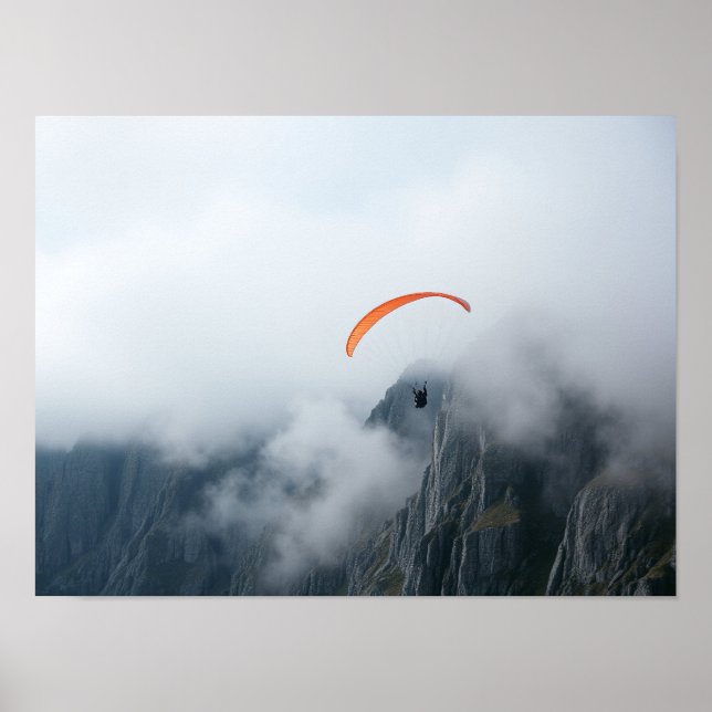 Paragleiter schwebt über neblige Bergklippe Poster (Vorne)