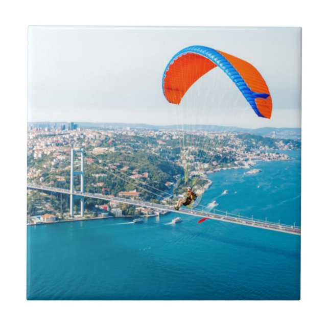 Paramotorpiloten, die über den Bosporus fliegen Fliese (Vorderseite)