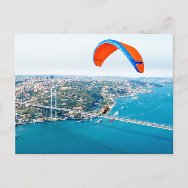 Paramotorpiloten, die über den Bosporus fliegen Postkarte (Vorderseite)