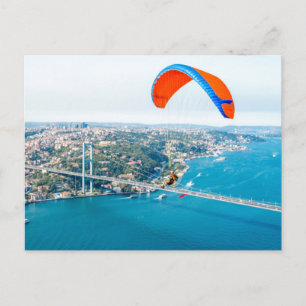 Paramotorpiloten, die über den Bosporus fliegen Postkarte