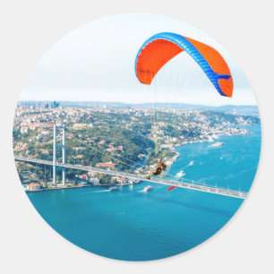 Paramotorpiloten, die über den Bosporus fliegen Runder Aufkleber