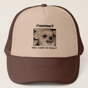 Paranoid Chihuahua behielt eine Cap on Truckerkappe