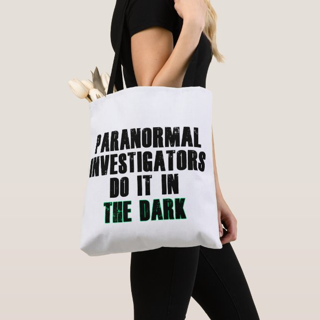 Paranormaler Spaß der Ermittler (schwarz) (Von Nahem)
