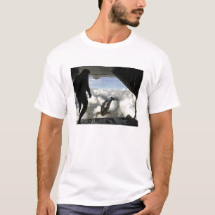 Pararescuemen springen die Rückseite von T-Shirt