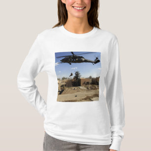 Parareskueman-Rappel aus einem HH-60 2 T-Shirt
