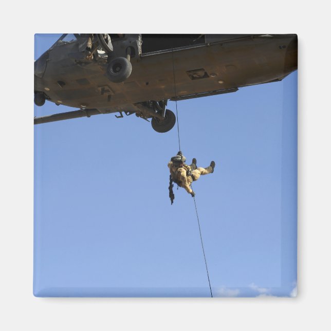Parareskueman-Rappel aus einem HH-60 Magnet (Vorne)