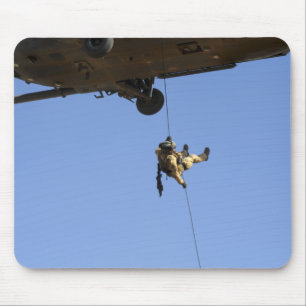 Parareskueman-Rappel aus einem HH-60 Mousepad