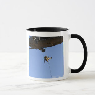 Parareskueman-Rappel aus einem HH-60 Tasse