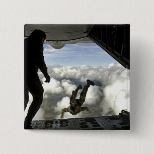 Parareskuemen springen aus der Rückseite einer C-1 Button