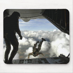 Parareskuemen springen aus der Rückseite einer C-1 Mousepad