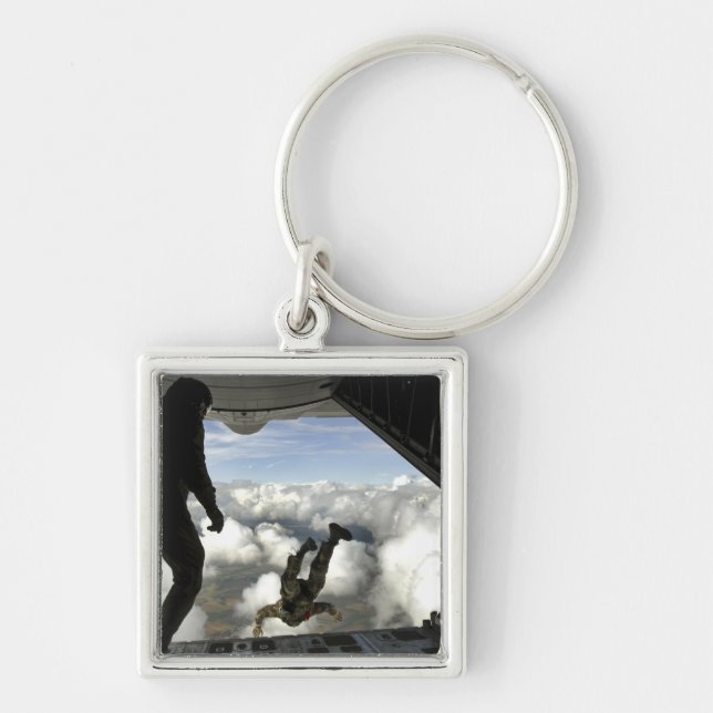 Parareskuemen springen aus der Rückseite einer C-1 Schlüsselanhänger (Vorne)