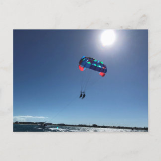 Parasailing am Strand Feiertagspostkarte