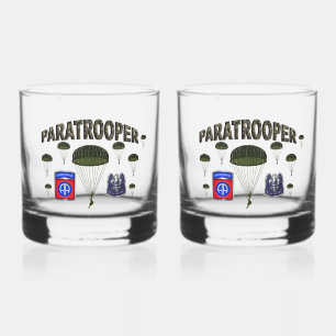 Paratrooper, 82. Im Flugzeug Whiskyglas