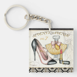 Parfüm, roter Lippenstift und ein Hoch auf den Schlüsselanhänger