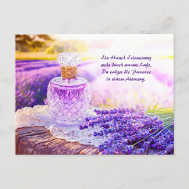 Parfümflasche im blühenden Lavendelfeld Feiertagspostkarte