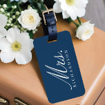 Paris Eiffel Tower Watercolor Floral Mrs. Wedding Gepäckanhänger<br><div class="desc">Unser Paris Whisper Hochzeit Frau Gepäcktasche Design erinnert an eine romanische und schöne französische Eleganz. Eine wunderschöne Aquarellblüte mit Flüstern aus französischem Blau und weichen Lavendeltönen verleihen Pariser Eleganz. Romantisches typografisches Zusammenfügen von Serifen und eleganten Schriftzügen unterstreichen den romanischen Stil weiter. Ein subtil handgezeichnet Eiffelturm-Bildmaterial in Imitaten Silber ist wunderschön...</div>