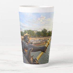 Paris. Frankreich. Pont Alexandre3 Milchtasse