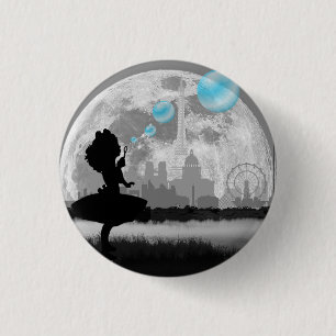 PARIS Kleines Mädchen macht blaue Bubble-Art-Taste Button