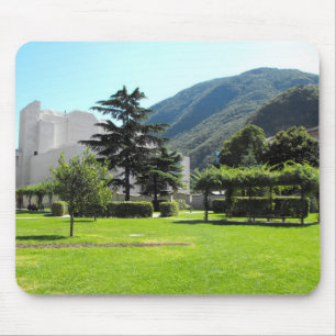 Park und Berg in Bozen (Italien) Mousepad