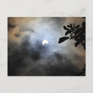 Partielle Sonnenbrille hinter einem Wolkendeckchen Postkarte