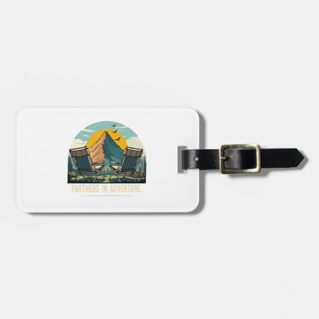 Partner von Adventure Retro Mountain Camping Desig Gepäckanhänger (Vorderseite horizontal)