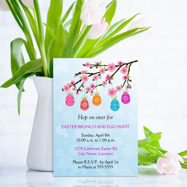 Party der blühenden Ostereier Einladung (Elegant Easter Party invitation with a spring flowering branch with easter eggs hanging.)
