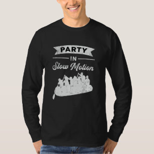 Party in langsamer Motion Kanuboot Witzig T-Shirt