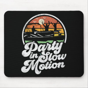 Party in Slow Motion Retro Lustiges Pontoon-Boot B Mousepad