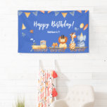 Party Tiere auf Zug Kid Jungle Birthday Blue Banner<br><div class="desc">Fügen Sie dem großen Tag Ihres kleinen Mädchens oder Mädchens eine besondere Touch mit diesem Dschungeltheater-Banner hinzu. Es gibt einen Löwen mit einem Tophut, eine Giraffe mit einer Bogen-Krawatte und einen Elefanten mit einem Party Hut und Ballons. Alle Safaritiere sind in Aquarellfarbe gestrichen und sitzen auf einem Zug. Es gibt...</div>