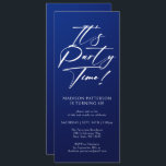 Party Time 40. Geburtstag Party Einfache Eleganz Einladung<br><div class="desc">Es ist Party Time 40th 40th Birthday Party Simple Elegant Invitation Invite bietet ein minimalistisches Design mit dem Text "It's Party Time!" in modernen weißen Kalligraphieskripttypografie und personalisiert unten mit Ihrem eigenen Text. Der bearbeitbare Schriftart kann mit einem blauen Hintergrund verändert werden. Entworfen von © Evco Studio www.zazzle.com/store/evcostudio</div>