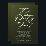 Party Time 40. Geburtstag Party Einfache Eleganz Einladung<br><div class="desc">Es ist Party Time 40th 40th Birthday Party Simple Elegant Invitation Invite weist ein minimalistisches Design mit dem Text "It's Party Time!" in modernen weißen Kalligraphieskripttypografie und personalisiert unten mit Ihrem benutzerdefinierten Text auf einem grünen Hintergrund. Der bearbeitbare Schriftart kann in Stil und Farbe geändert werden. Entworfen von © Evco...</div>