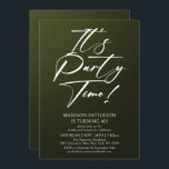 Party Time 40. Geburtstag Party Einfache Eleganz Einladung<br><div class="desc">Es ist Party Time 40th 40th Birthday Party Simple Elegant Invitation Invite weist ein minimalistisches Design mit dem Text "It's Party Time!" in modernen weißen Kalligraphieskripttypografie und personalisiert unten mit Ihrem benutzerdefinierten Text auf einem grünen Hintergrund. Der bearbeitbare Schriftart kann in Stil und Farbe geändert werden. Entworfen von © Evco...</div>