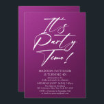 Party Time 40. Geburtstag Party Einfache Eleganz Einladung<br><div class="desc">Es ist Party Time 40th 40th Birthday Party Simple Elegant Invitation Invite bietet ein minimalistisches Design mit dem Text "It's Party Time!" in modernen weißen Kalligraphieskripttypografie und personalisiert unten mit Ihrem benutzerdefinierten Text auf einem lila Hintergrund. Der bearbeitbare Schriftart kann in Stil und Farbe geändert werden. Entworfen von © Evco...</div>