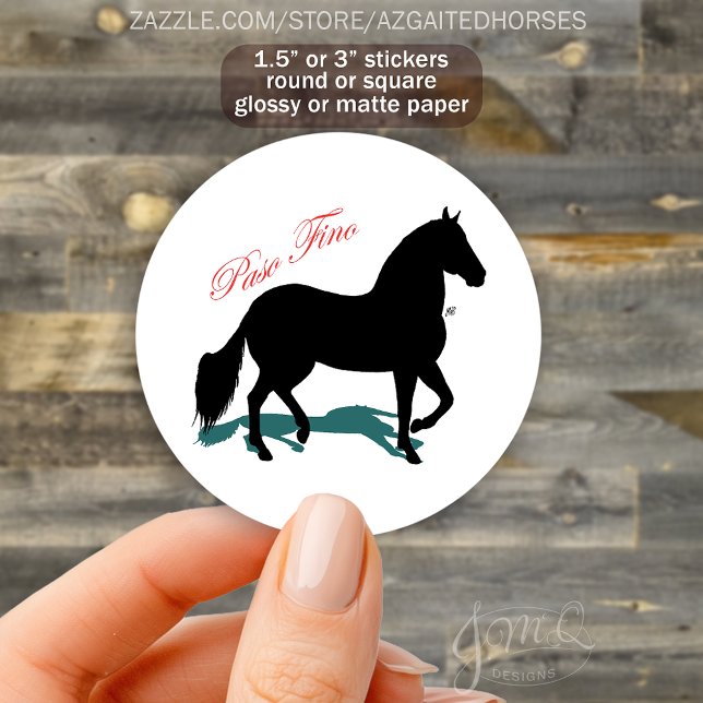 Paso Fino Silhouette Rodelbahn mit Aussicht Runder Aufkleber (Round sticker featuring a black Paso Fino horse silhouette with red script text reading “Paso Fino.”)