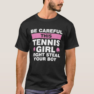 Pass auf, dass dieses Tennismädchen deinen Jungen  T-Shirt