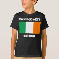 Passage West, Irland mit irischer Flagge