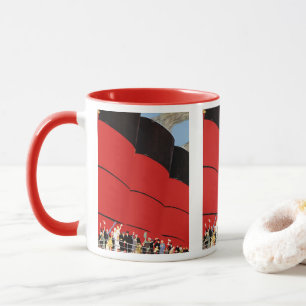 Passagiere eines alten Kreuzfahrtschiffs winken zu Tasse