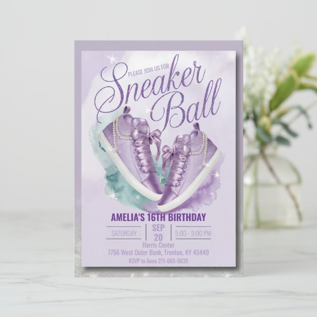 Passen Sie den Sweet Lavender Birthday Sneaker Bal Einladung (Stehend Vorderseite)