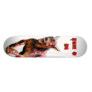 passen Sie vom Hund auf Skateboard