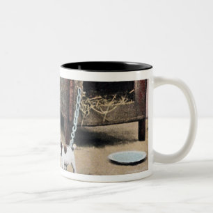 Passen Sie vom Hundezeichen mit kleinem Hund auf Zweifarbige Tasse