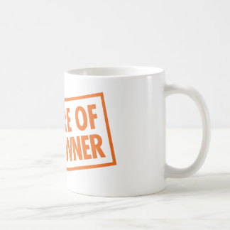 Passen Sie vom Waffenbesitzer auf Tasse