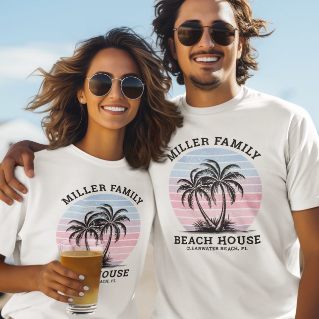 Passend Familienname Palm Tree Sunset Beach House T-Shirt (Von Creator hochgeladen)
