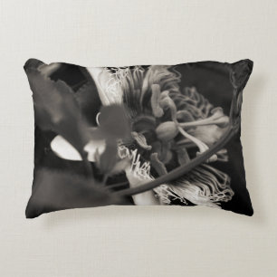 Passion Flower Closeup in Black and White Dekokissen