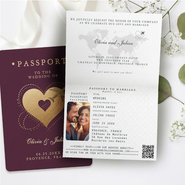 Passport Hearts Flugzeug Burgundy Hochzeit in Urla Einladung (passport wedding invitation card destination getaway burgundy red faux gold hearts airplane monogram)